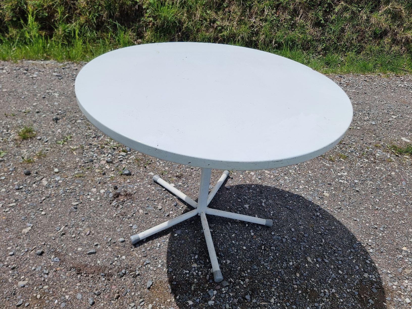 Tavoli: Weisser Gartentisch, Ø 90cm, für Balkon oder Terrasse. – Usato da Berschis venduto da treedosha01 1