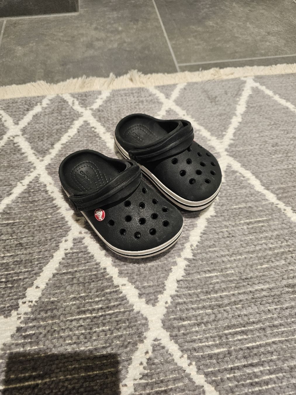 Crocs Scarpe per ragazzi: Süsse Crocs Gr. 23 schwarz/weiss – Usato da Balzers venduto da ridr