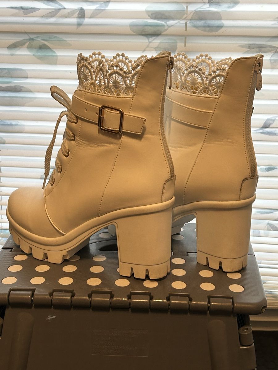 Scarpe da donna: Weisse Stiefeletten mit Absatz, Grösse 38 – Usato da Zürich venduto da Zaklina