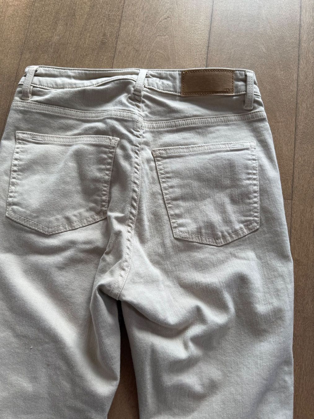 Esprit Jeans: EDC by ESPRIT - hellbeige Jeans mit Used-Effekten Gr. 27/32 – Usato da Meilen venduto da kleisi01 4