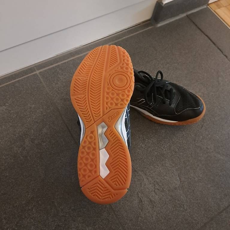 Schuhe für Jungen: Hallenschuhe Asics – Gebraucht aus Neftenbach von sam_jbb5 2
