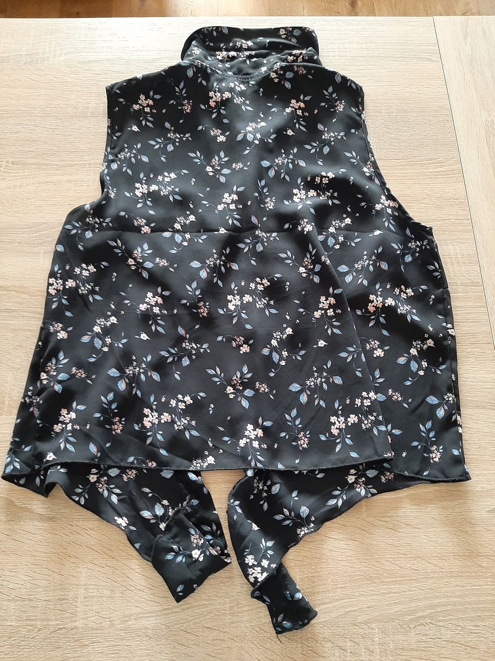 Blusen: Ärmellose Bluse schwarz Blumenmuster Gr. L – Gebraucht aus Menziken von Rien1 7
