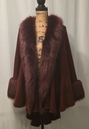 Elegante Winterstola/Umhang mit Kunstfellbesatz, Bordeaux