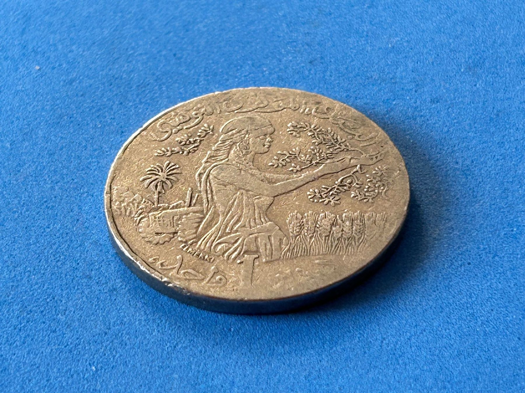 Alle Münzen: Tunisia - 1 Dinar - 2011 [Circulated] – Gebraucht aus Corcelles NE von AJKader