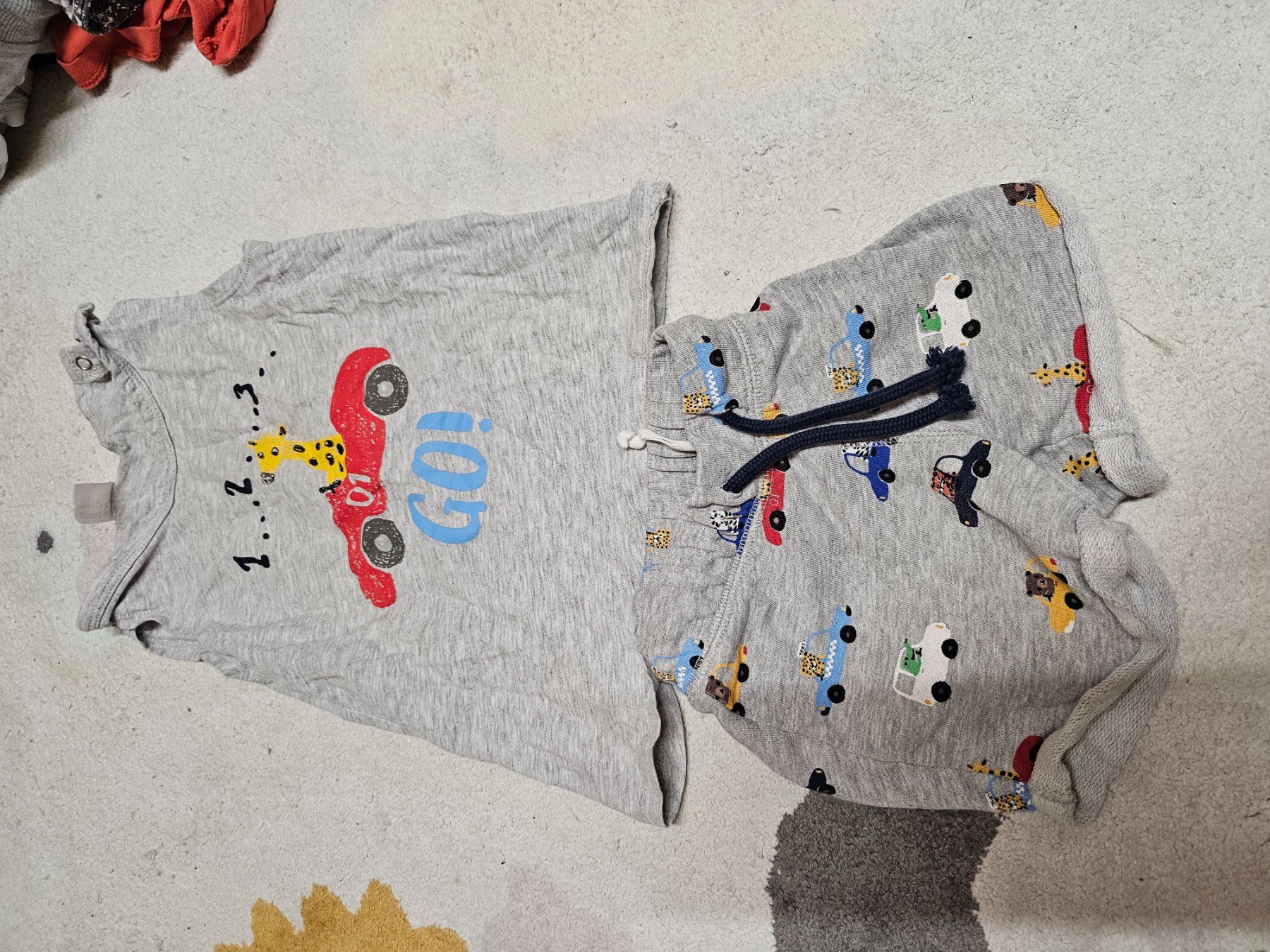 Kleiderpakete & -sets: H&M Top Shorts Set 98 – Gebraucht aus Berg TG von lisboa.sky