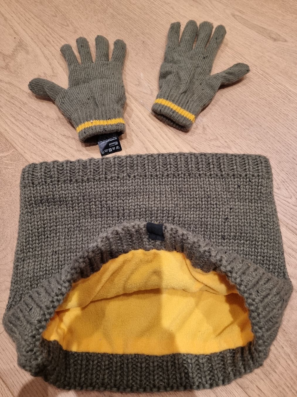 Guanti: WE Set, Schal & Handschuhe – Usato da Buttikon SZ venduto da Limo180