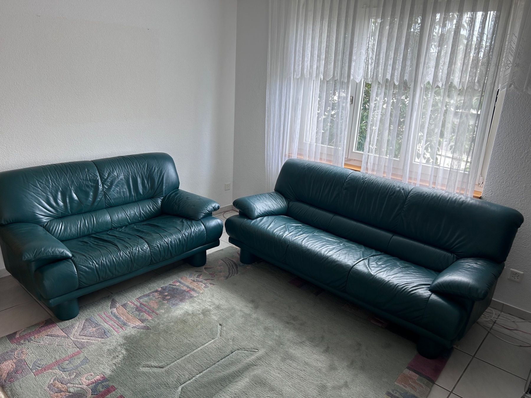 Divani: 2 Ledersofas dunkelgrün, Sitzgarnitur, 2er und 3er Sofas – Usato da Solothurn venduto da dbmd333