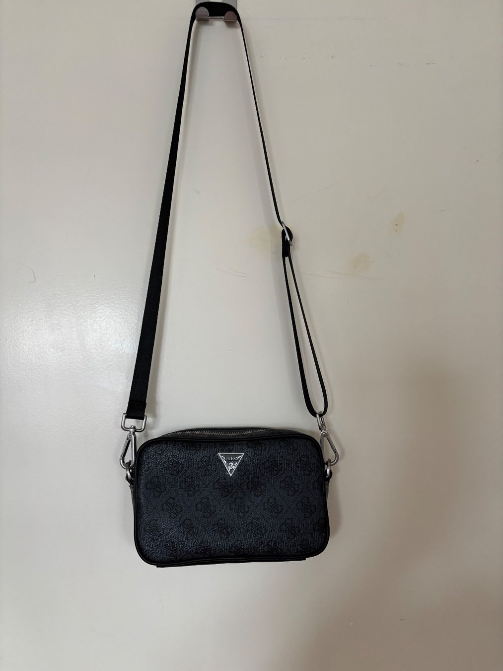 Guess Taschen für Damen: Guess Schultertasche – Gebraucht aus Zug von Swissananda