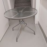 Gartentisch Grau mit Glasplatte - Ideal für den Sommer!
