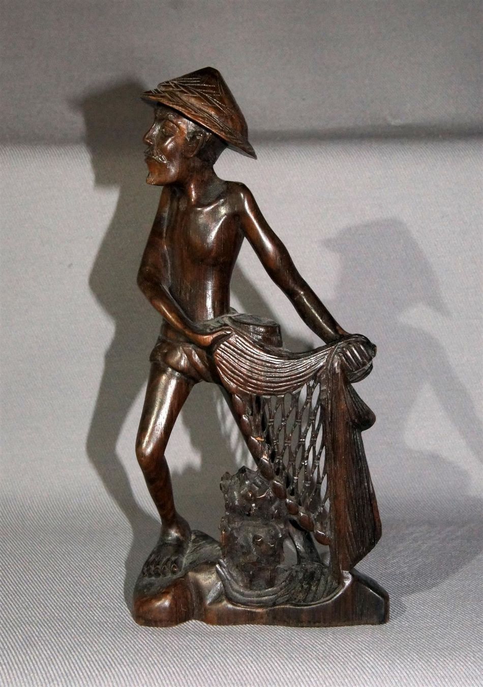 Skulpturen & Statuen: Fischer mit Netz - sehr feine Schnitzerei – Gebraucht aus Geroldswil von ARTEFACTO 3