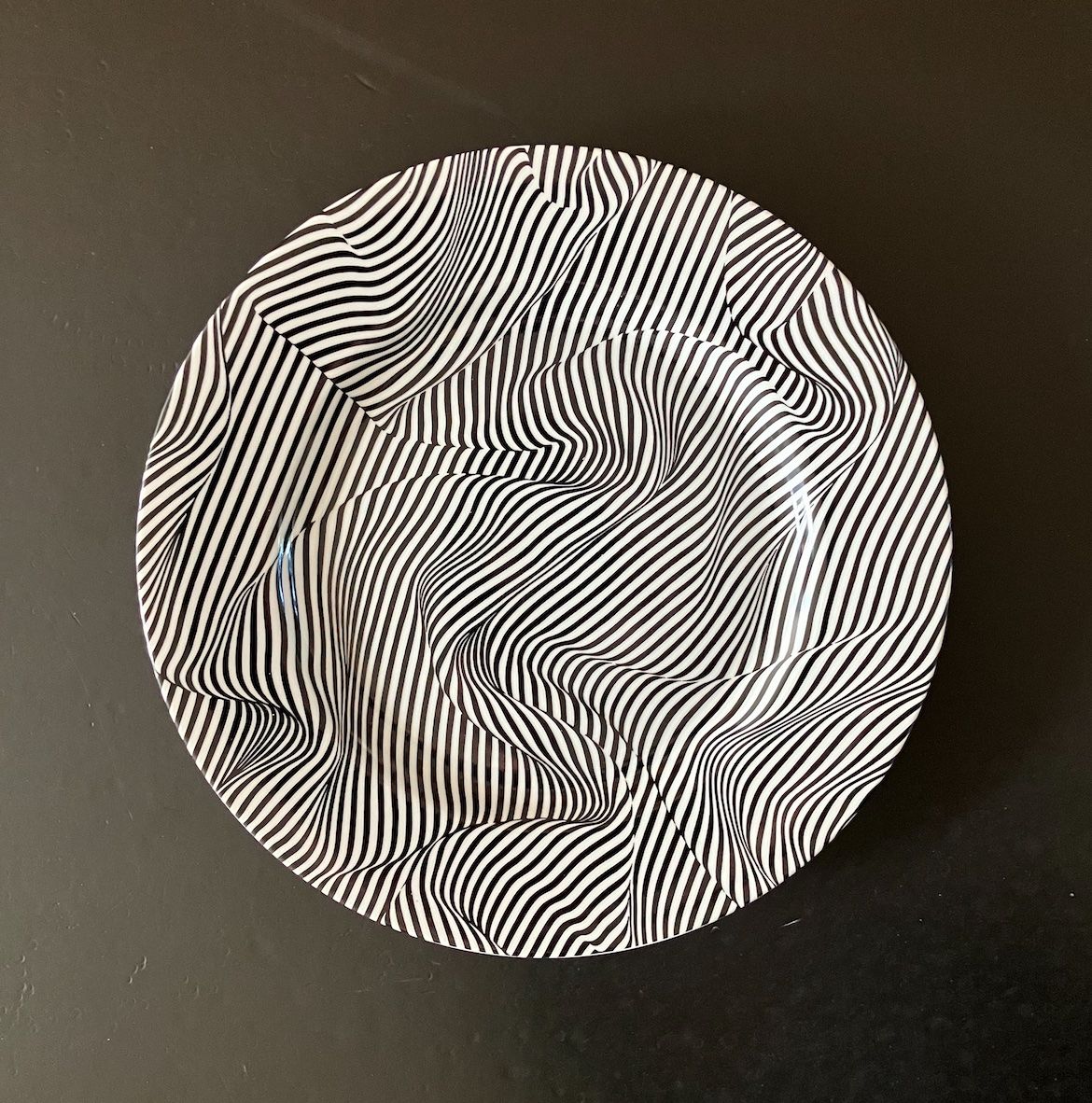 Dipinti: plate . black stripes . robert & trix haussmann – Usato da basel venduto da cosmos.basel