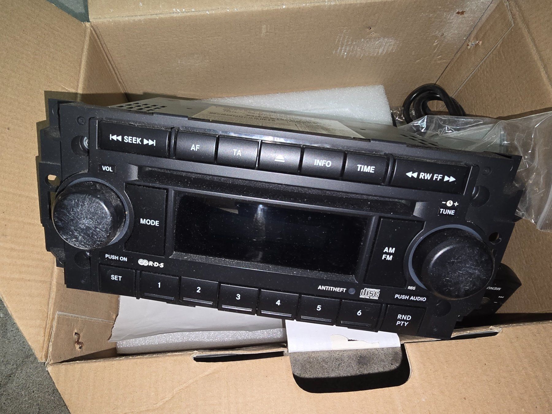 Radios: Chrysler Car Radio CD Player 2008 - Tested Working Condition – Gebraucht aus Basel von vit_29lq