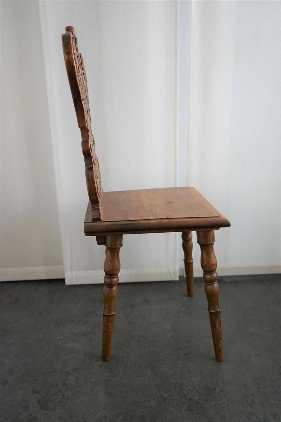 Chaises: Stuhl mit geschnitzter Lehne – D'occasion à Brienz BE par P.Edelweiss 2
