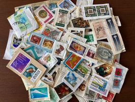 Briefmarken ganze Welt, auf Papier, zum Ablösen