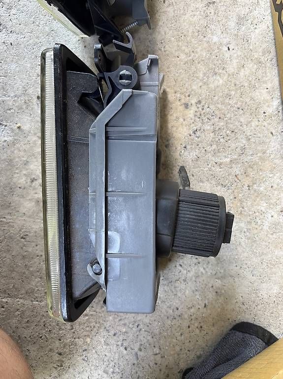 BMW Tutti pezzi di ricambio auto: E36 Nebelscheinwerfer + Halter – Usato da Schaffhausen venduto da hallovater 1