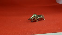 Dekorative Stier Figur aus Metall, Vintage Stil.