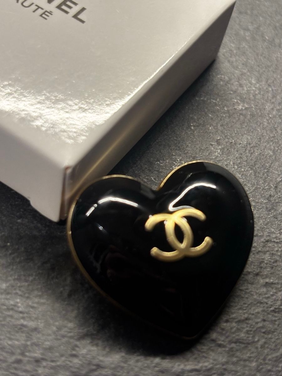 Ciondoli: Chanel Herz Applikation Schnalle – Nuovo e nell'imballaggio originale da Zürich venduto da Pudelkerne 1