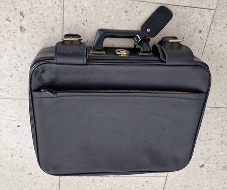Trés jolie petite valise simili cuir noir