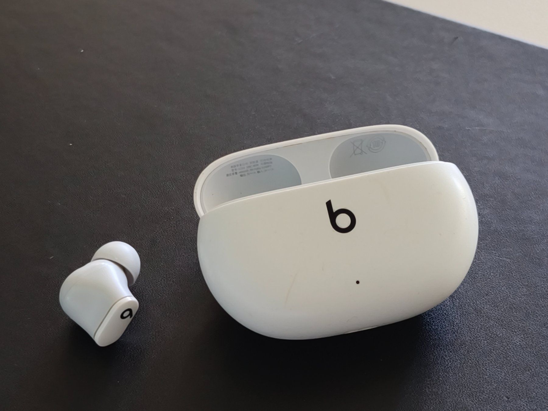 Beats Cuffie: Beats Studio Buds charging case white used – Usato da Zürich venduto da liy_7ttc 4