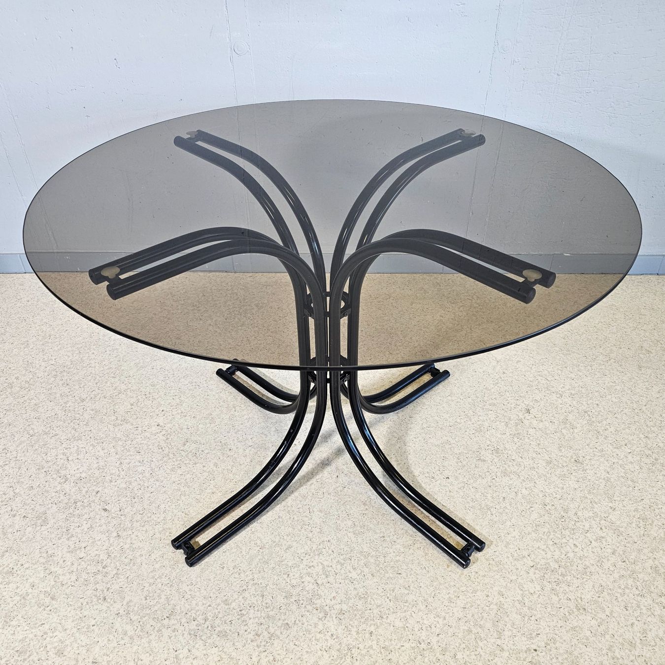 Tavoli: 1980 Glas Dining Table Esstisch Rauchglas, Doppel- Stahlrohr – Usato da Nottwil venduto da Wondewa-Shop