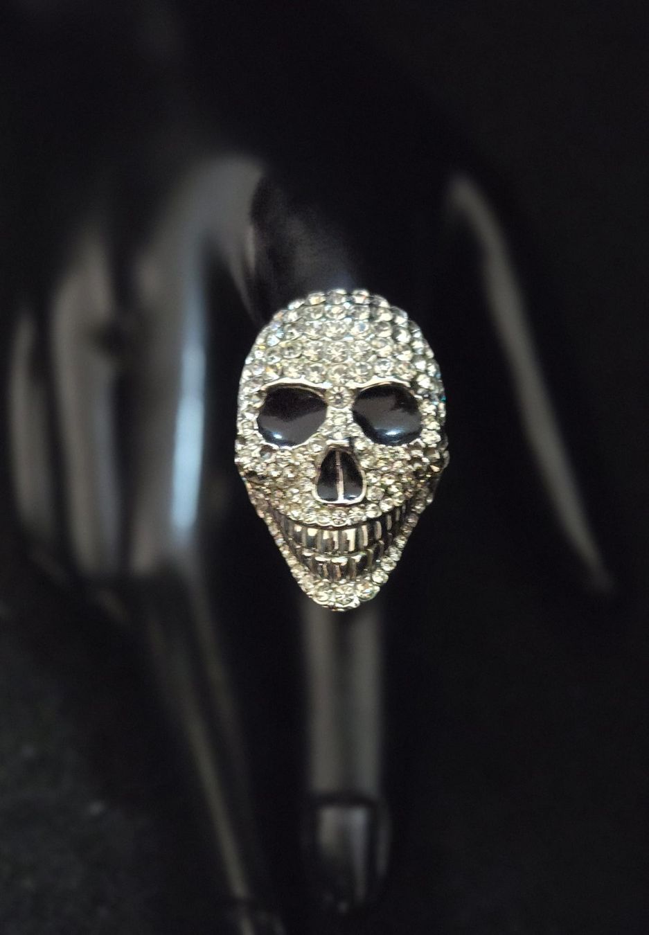 Anelli: Statement Totenkopf Ring mit Strass besetzt – Usato da Rheinsulz venduto da Dred