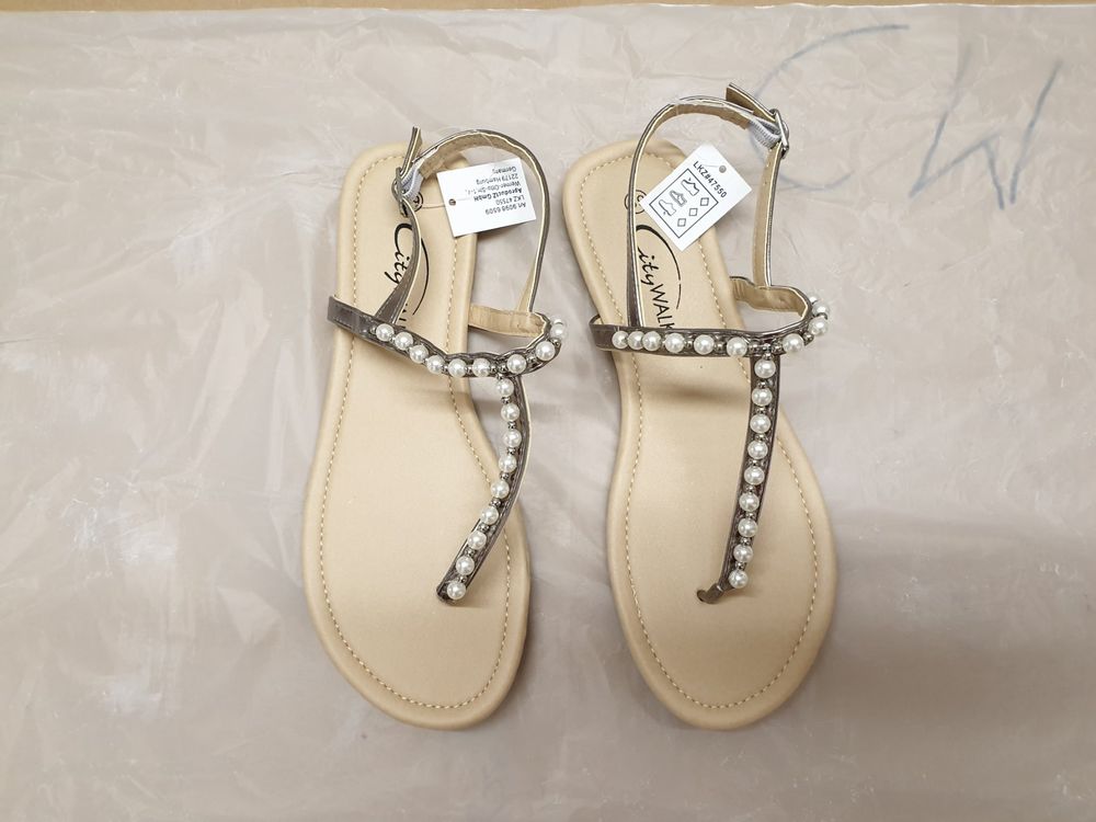 sandale walk in the city