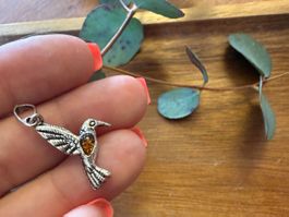 Silberanhänger – Vogel Kolibri mit Bernstein (echtes Silber)