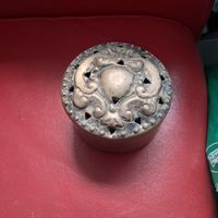 Antiker Behälter aus Messing mit Verzierungen und Deckel