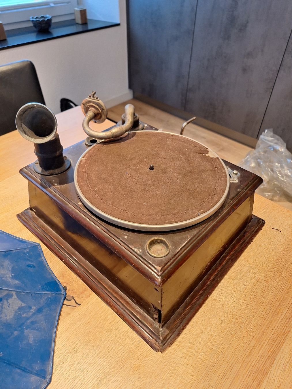 Plattenspieler: Antiker Grammophon mit Trichter und Schellackplatten – Gebraucht aus Wolfhausen von rkr_hbw9