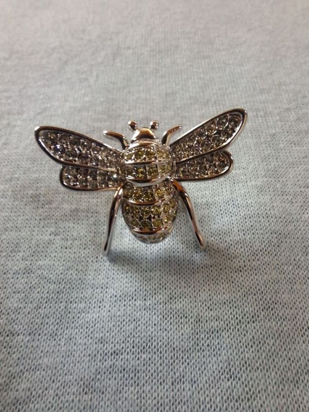 Broches & Aiguilles: Broche abeille strass dorée bon état – D'occasion à Tannay par v1n1p00h 1