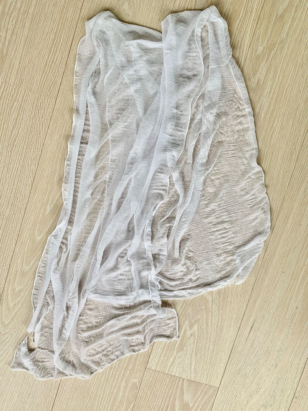 Foulard & Sciarpe: 3 Sommer Schals: Leoprint, Weiss, Grau – Usato da Schwanden GL venduto da Cicala 6