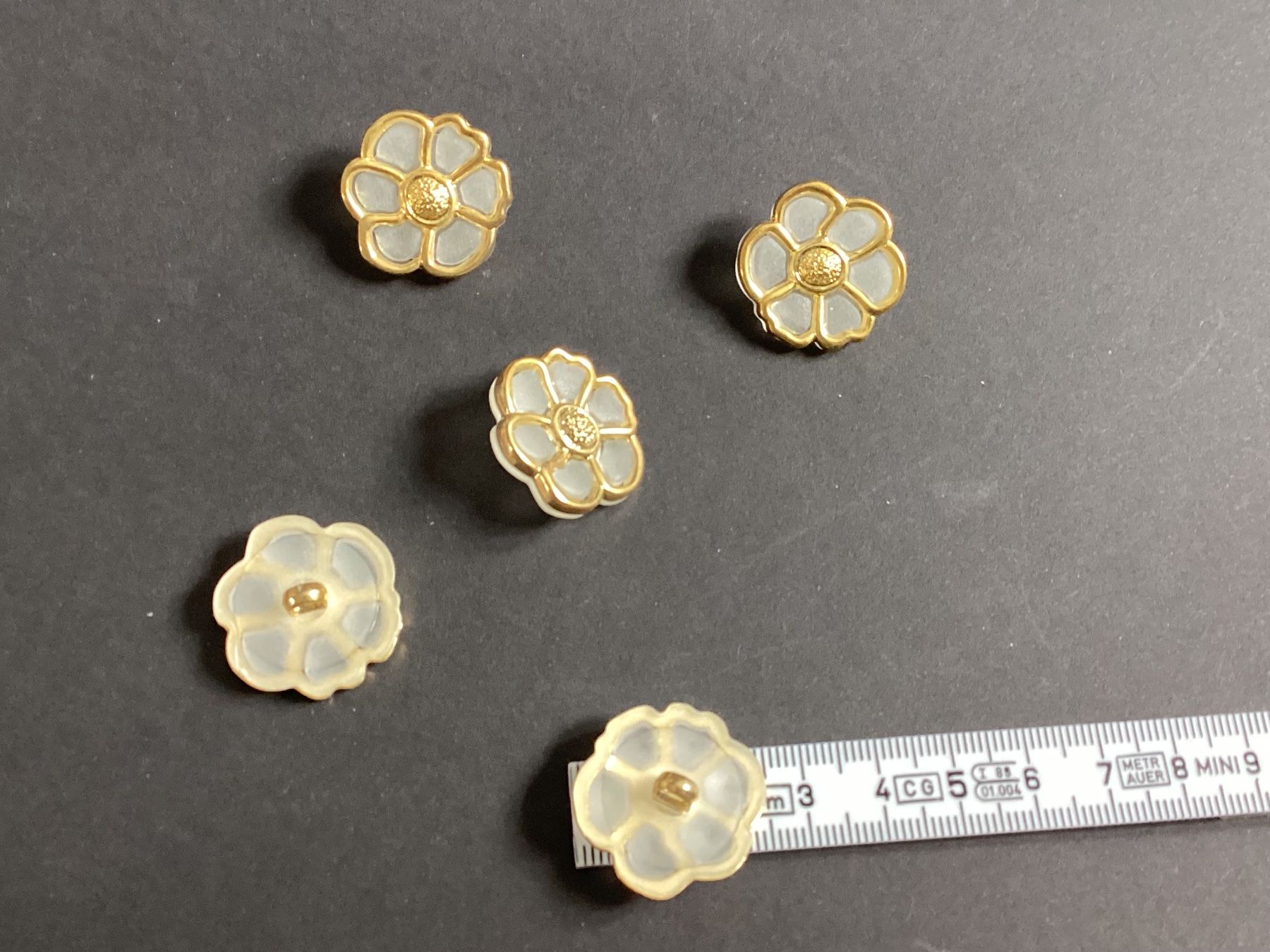 Bottoni: 5 Knöpfe aus Kunststoff, Blumendesign – Nuovo (secondo la descrizione) da Mörschwil venduto da Monzar 1