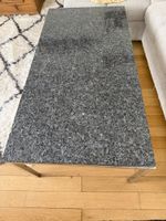 Granit Couchtisch mit Chrombeinen — 133x60cm