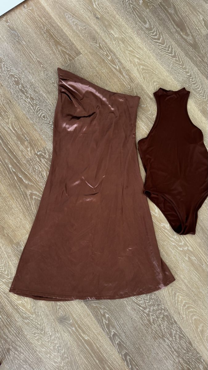 Lots de vêtements: Jupe longue + Body – D'occasion à Corseaux par zetajones01 1