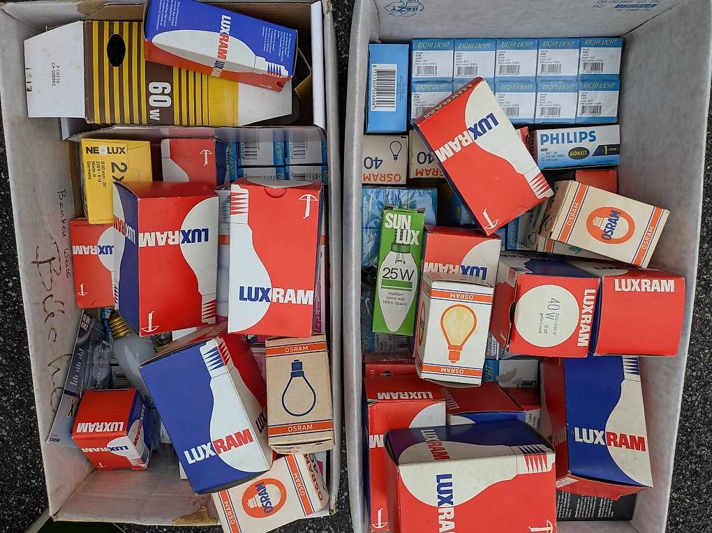 Tutti i DVDs: Neuwertige Glühbirnen 40w usw – Nuovo e nell'imballaggio originale da Binningen venduto da Smile-46