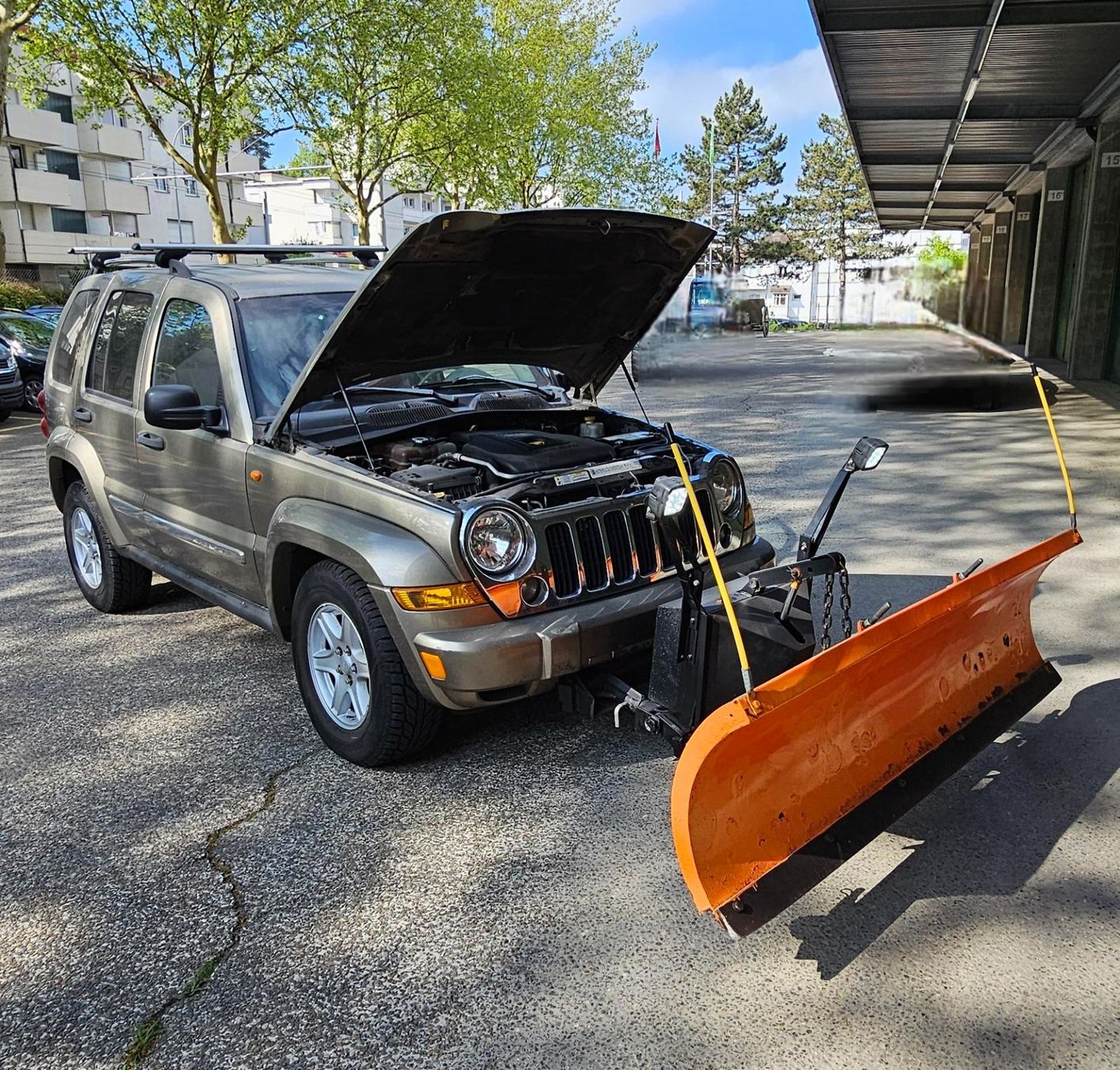 Sgombero neve: Jeep Cherokee 2.8 CRD mit Schneepflug – Usato da Staad SG venduto da Weizenahoi 1
