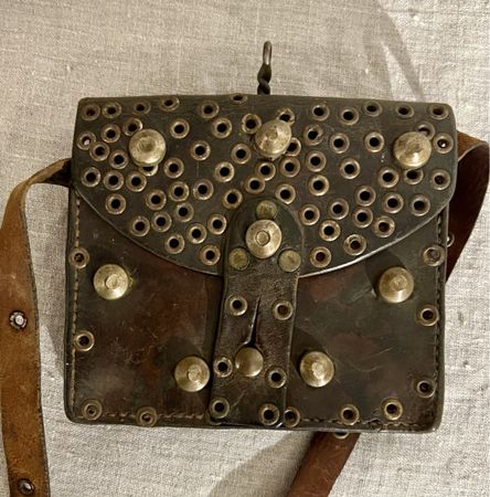 Petit sac bandouillère, cuir, laiton, Maroc, vintage