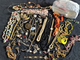 Magnifique et grand lot de bijoux fantaisie vintage !