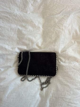 Schwarze Umhängetasche mit Kette von Zara