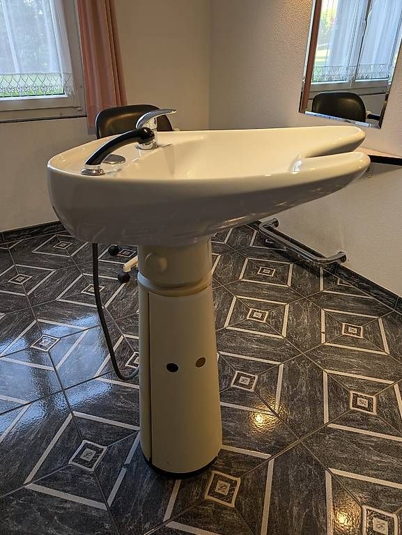 Lettini & sedie per cosmetici: Coiffeur Ausstattung  – Usato da Mels venduto da key510 3