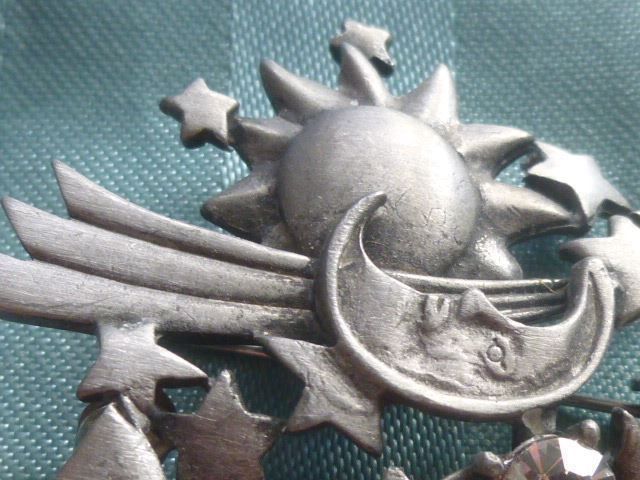 Broschen & Nadeln: Brosche Sonne, Mond, Sterne m.Brilli – Gebraucht aus Hinwil von Glasperlen 3