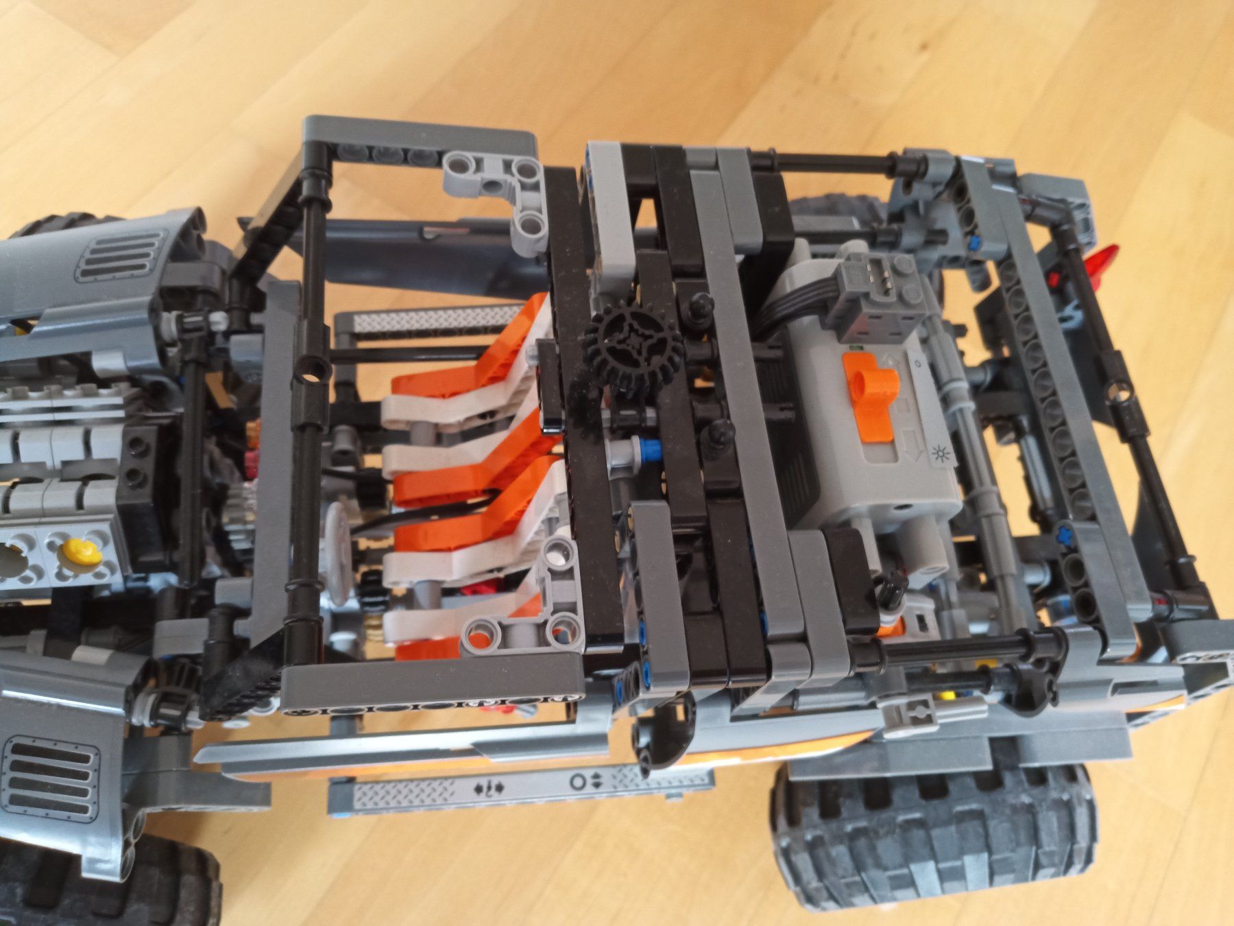 Lego Kit di costruzioni: Lego Technic grosser Geländewagen 8297 – Usato da Landquart venduto da MariaMagna 2
