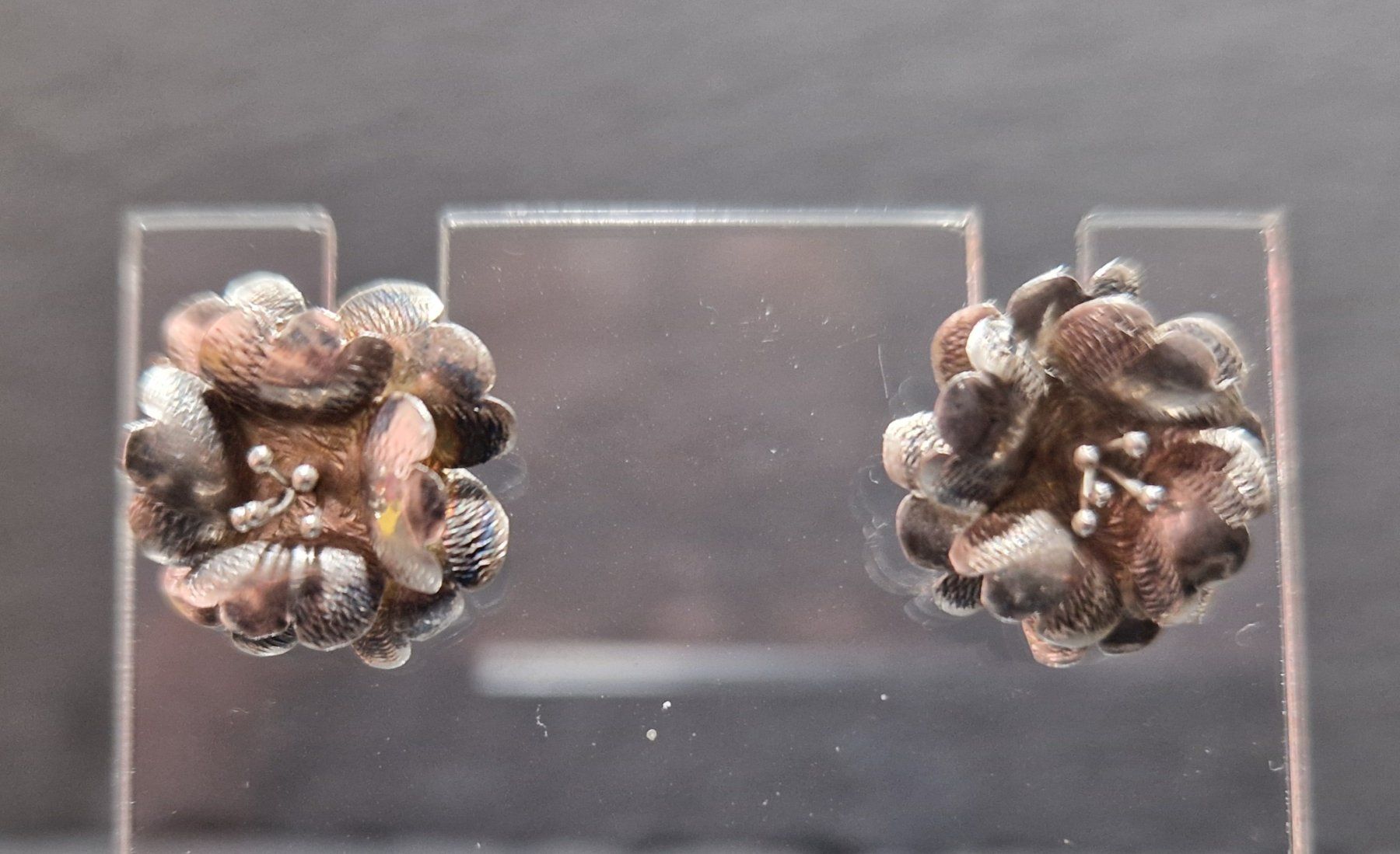 Ohrringe & -stecker: Ohrstecker Blumen Design Silberfarben gebraucht</div> – Gebraucht aus Winterthur von Sadega