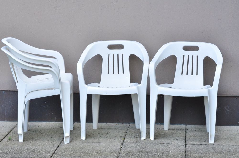 4 stabile Gartenstühle aus Kunststoff weiss, stapelbar Kaufen auf Ricardo