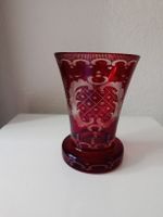 Wunderschöne Vintage Vase aus rubinrotem Glas mit Schliff