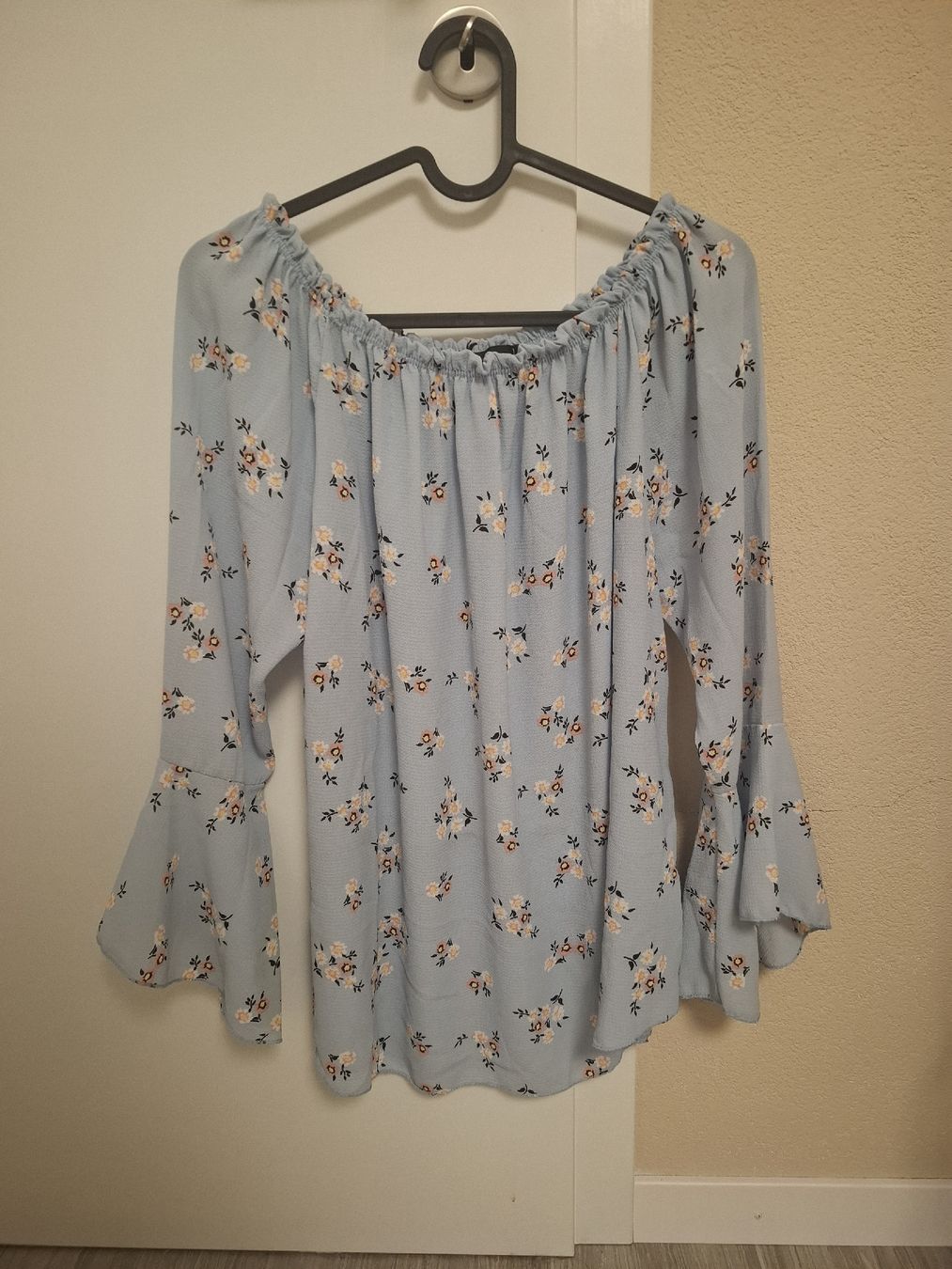 Top: haut bleu ciel à fleurs taille S – Usato da Ecublens FR venduto da ame_y8tq