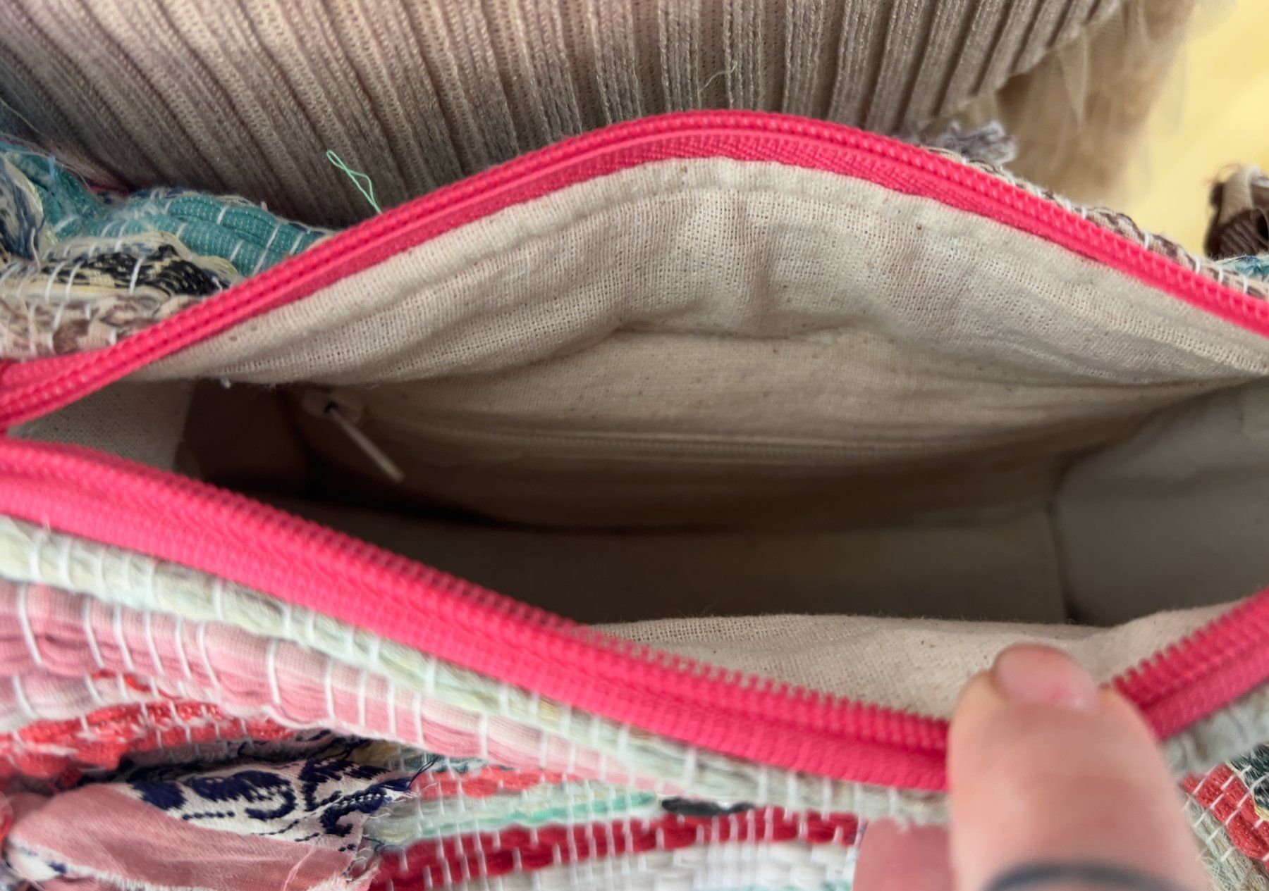 Borse da donna: Handmade Umhängetasche aus recyceltem Stoff – Nuovo e nell'imballaggio originale da Zürich venduto da Naebeli 5