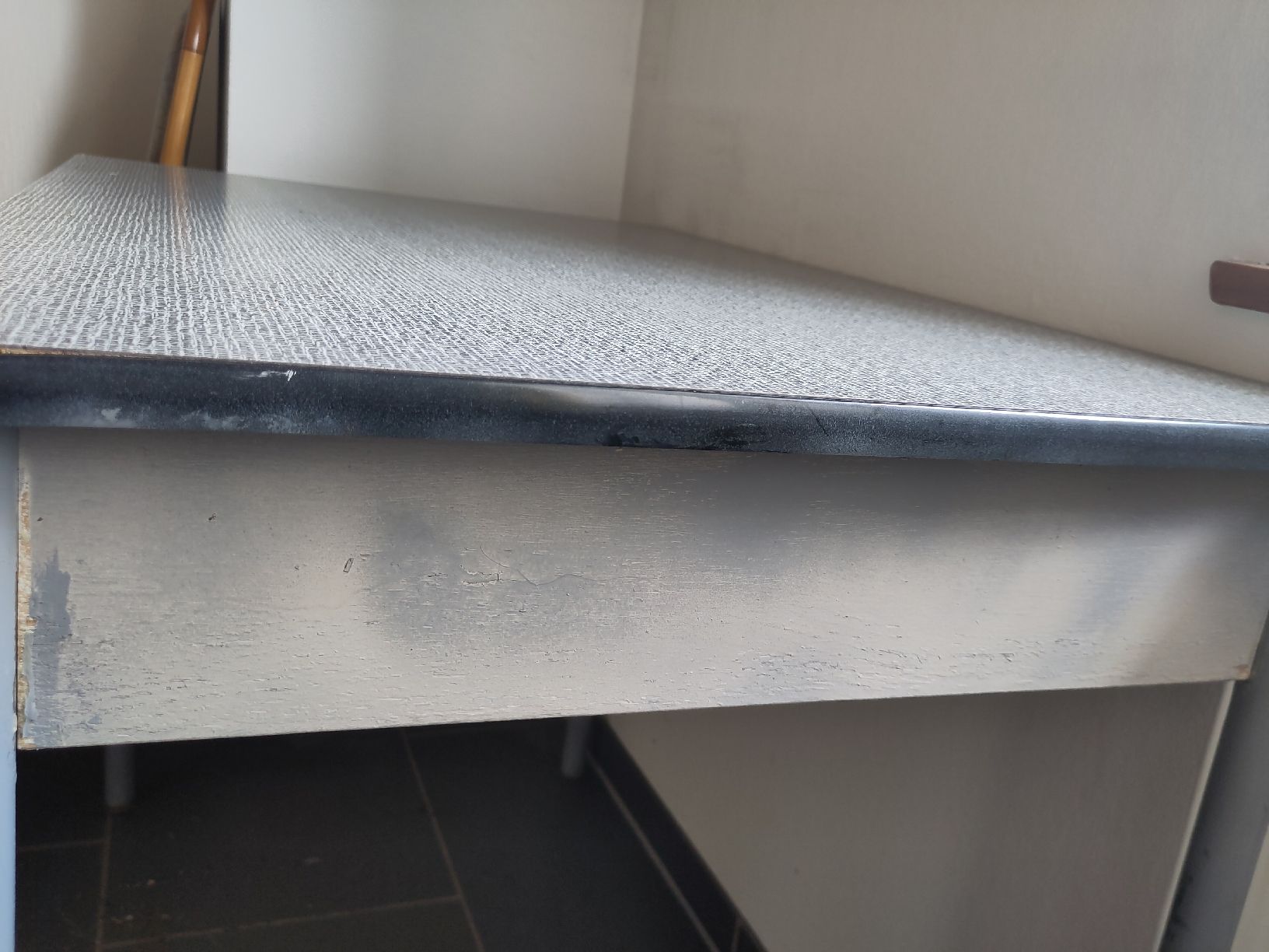 Tische: Retro Tisch mit Schublade, grau gemustert – Gebraucht aus Derendingen von Biberister 4