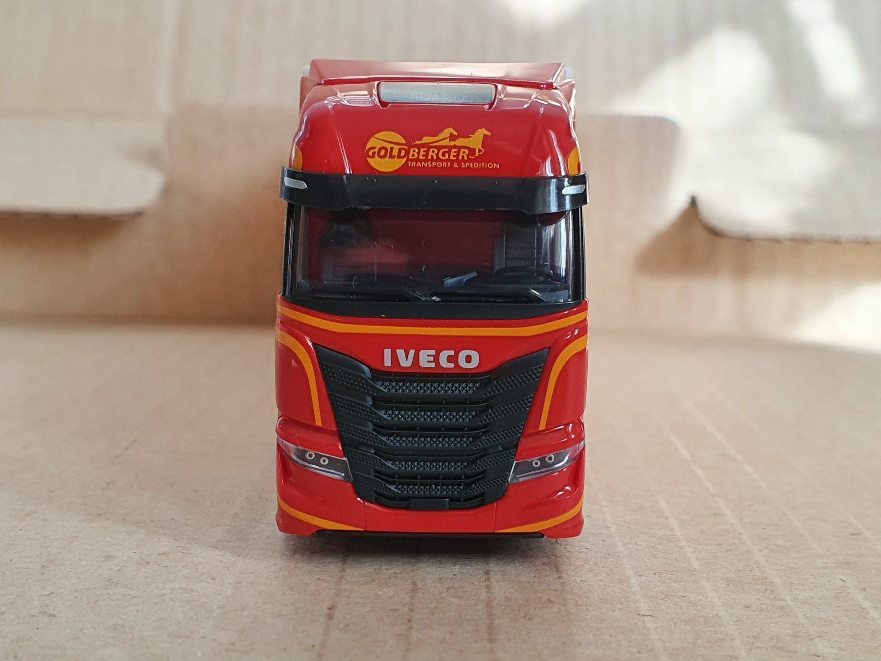 Herpa Modellini d'auto: HERPA. IVECO S/WAY 4X2.      1:87. – Nuovo e nell'imballaggio originale da Romanel-s-Lausanne venduto da Bidule01