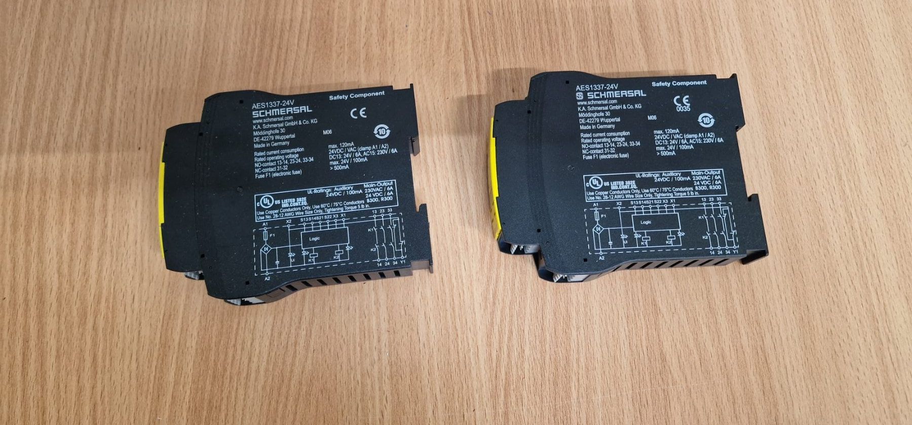Componenti elettronici: 2x Schmersal AES1337 24V Sicherheitsrelais – Usato da Chur venduto da shop.chur 1